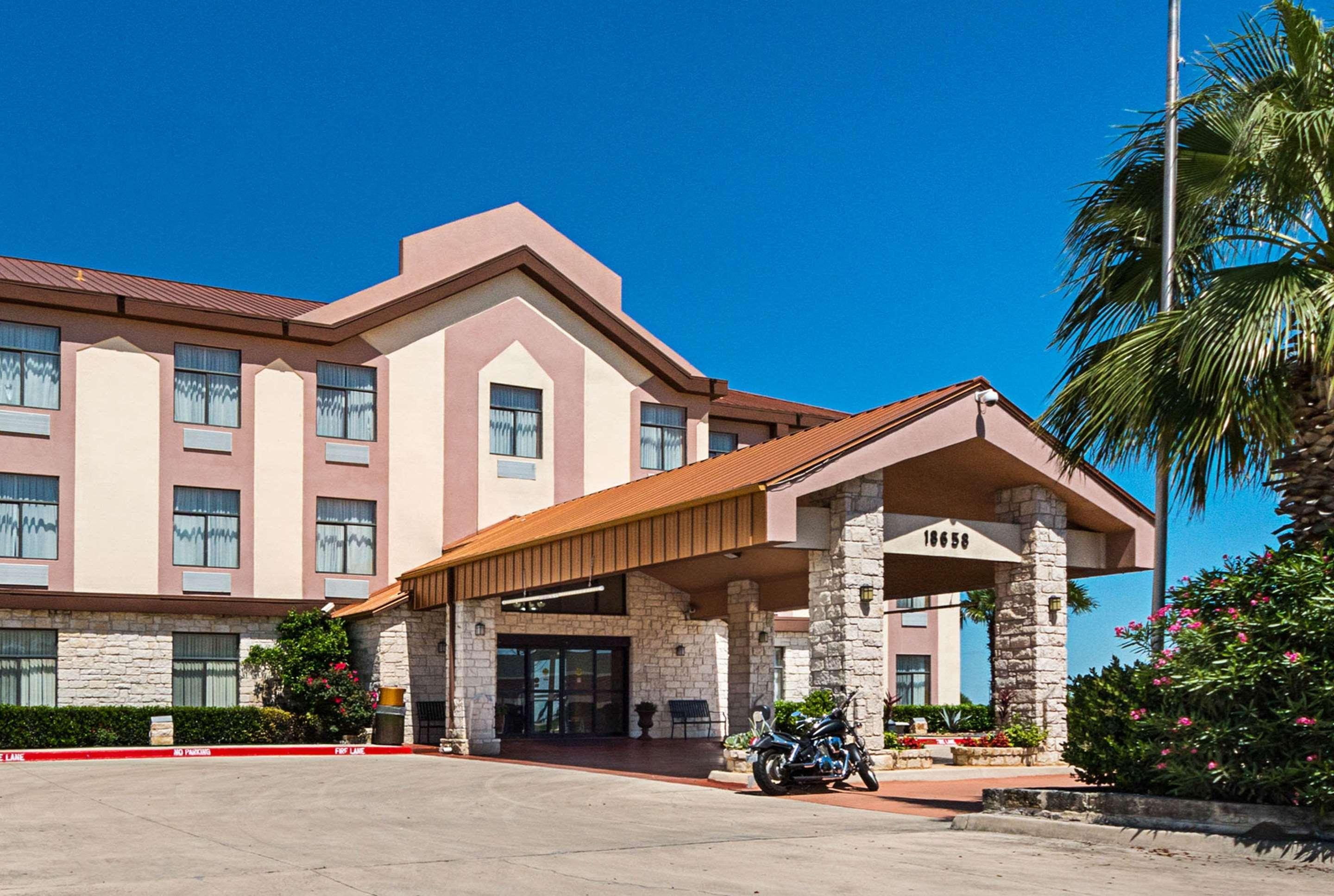 Quality Inn & Suites Буда Екстер'єр фото