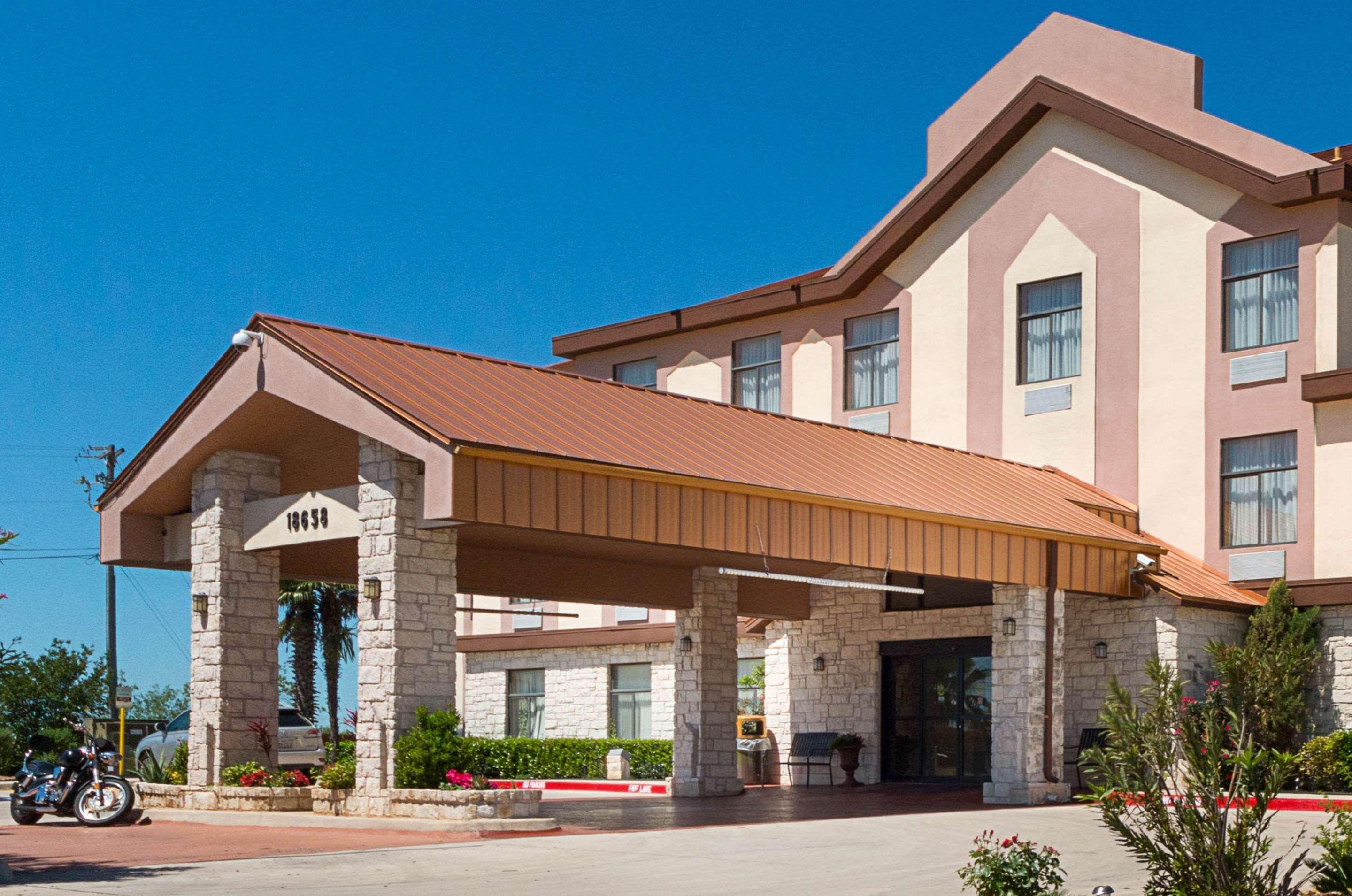 Quality Inn & Suites Буда Екстер'єр фото