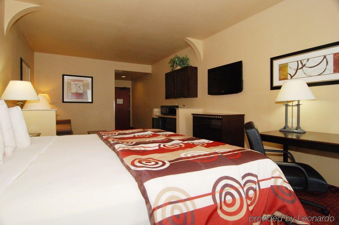 Quality Inn & Suites Буда Номер фото