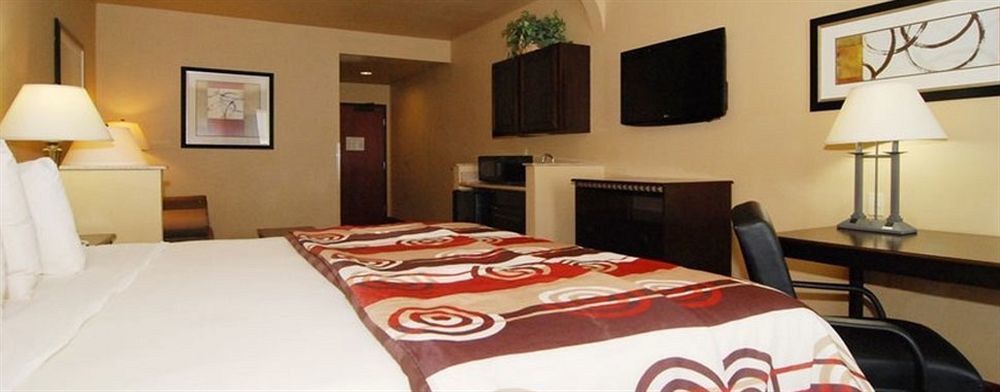 Quality Inn & Suites Буда Екстер'єр фото