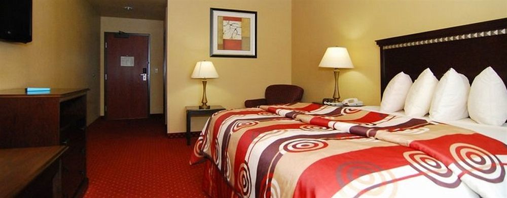 Quality Inn & Suites Буда Екстер'єр фото