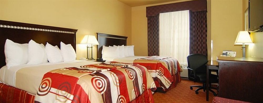 Quality Inn & Suites Буда Екстер'єр фото