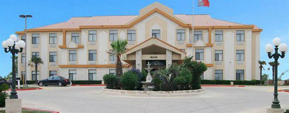 Quality Inn & Suites Буда Екстер'єр фото